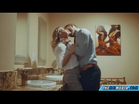 ❤️ Nalika pirang busty seduces anjeun dina restroom umum ❤️ Poro kualitas dina su.naughtyhentai.ru ❌